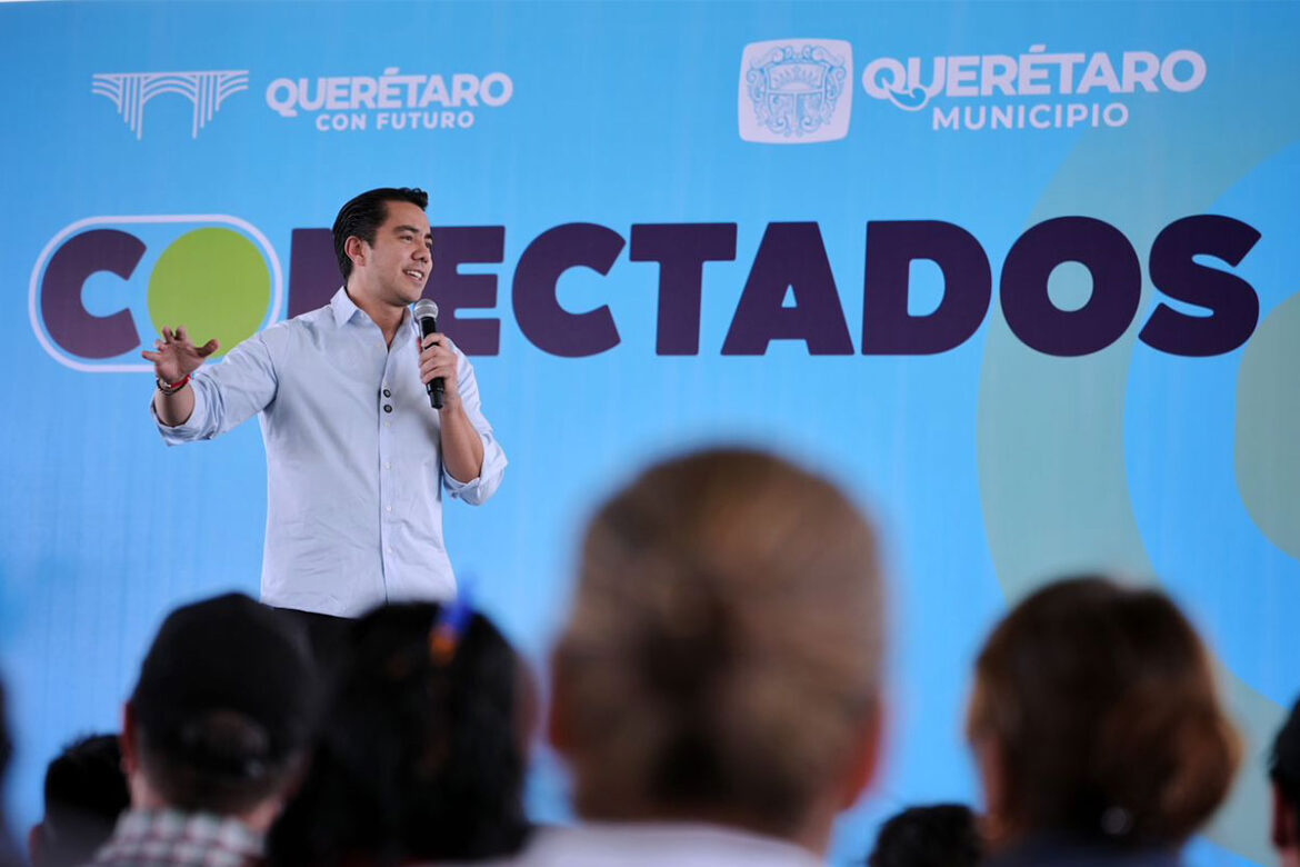 Encabeza Felifer Macías entrega apoyos del programa Conectados