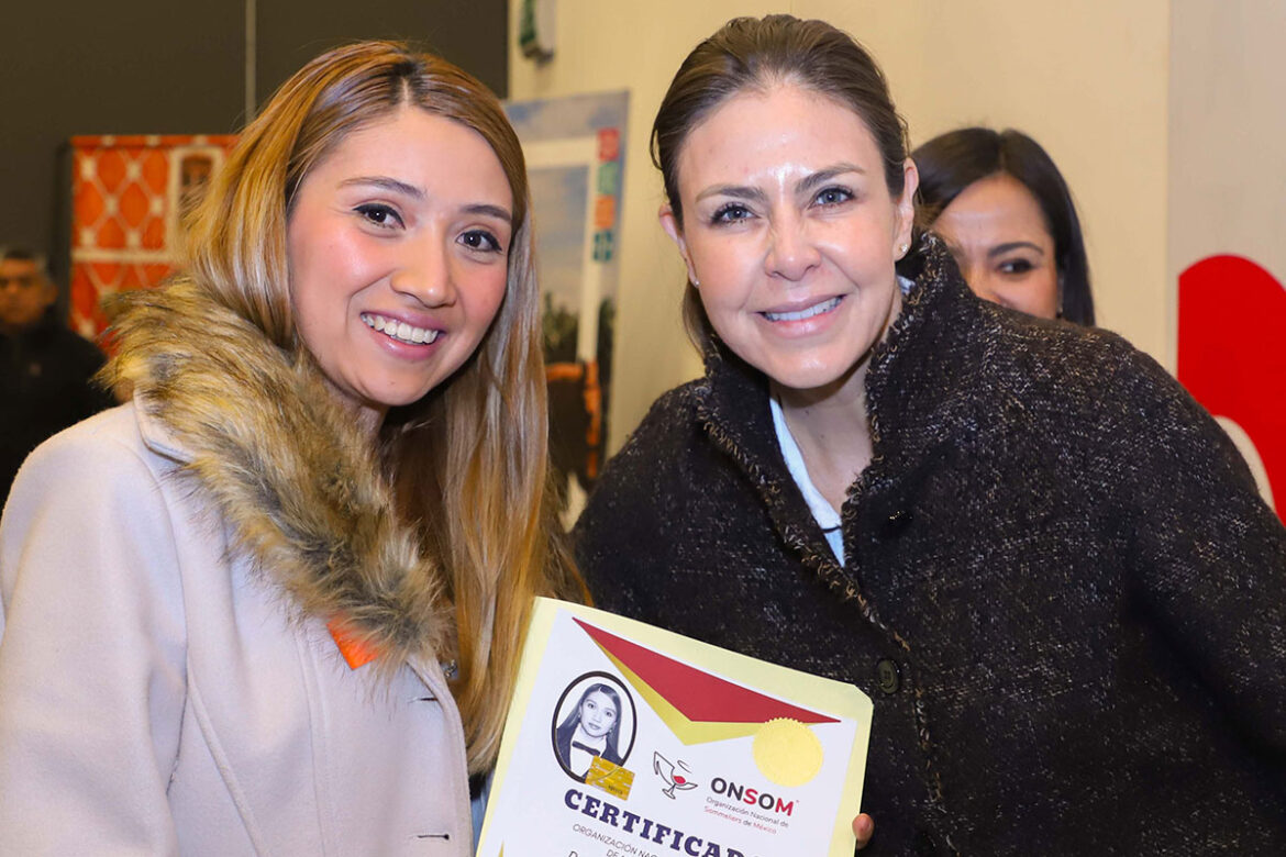 La titular de la Secretaría de Turismo (Sectur), Adriana Vega Vázquez Mellado, realizó la entrega de constancias y certificaciones