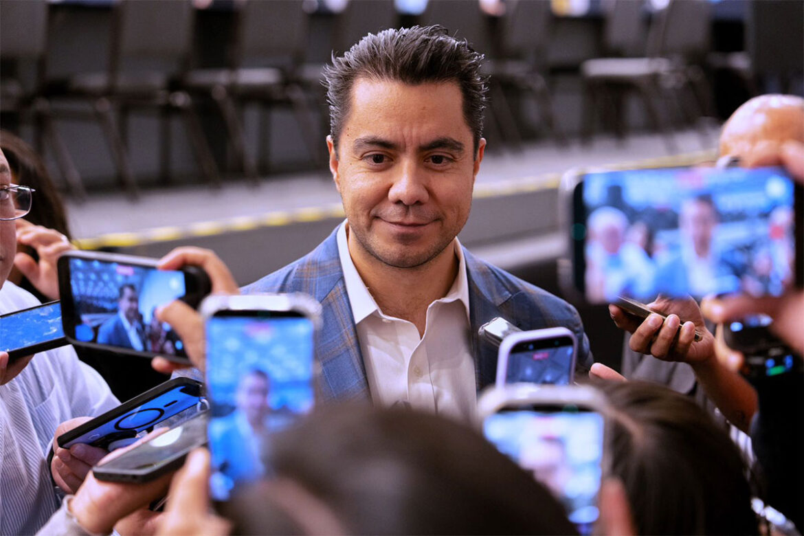 Acude Felifer Macías a la presentación del distintivo CONECTAR