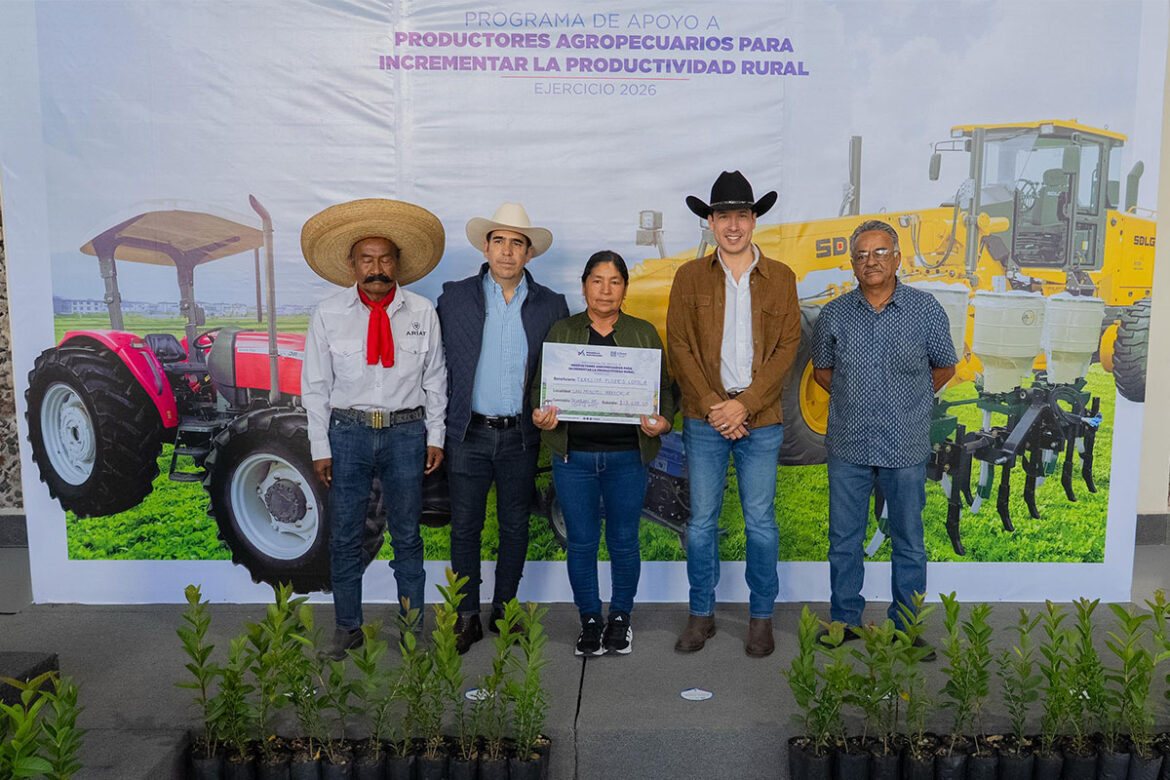 El alcalde de El Marqués, Rodrigo Monsalvo, entregó 32 cheques, con una inversión municipal de un millón 778 mil 186 pesos