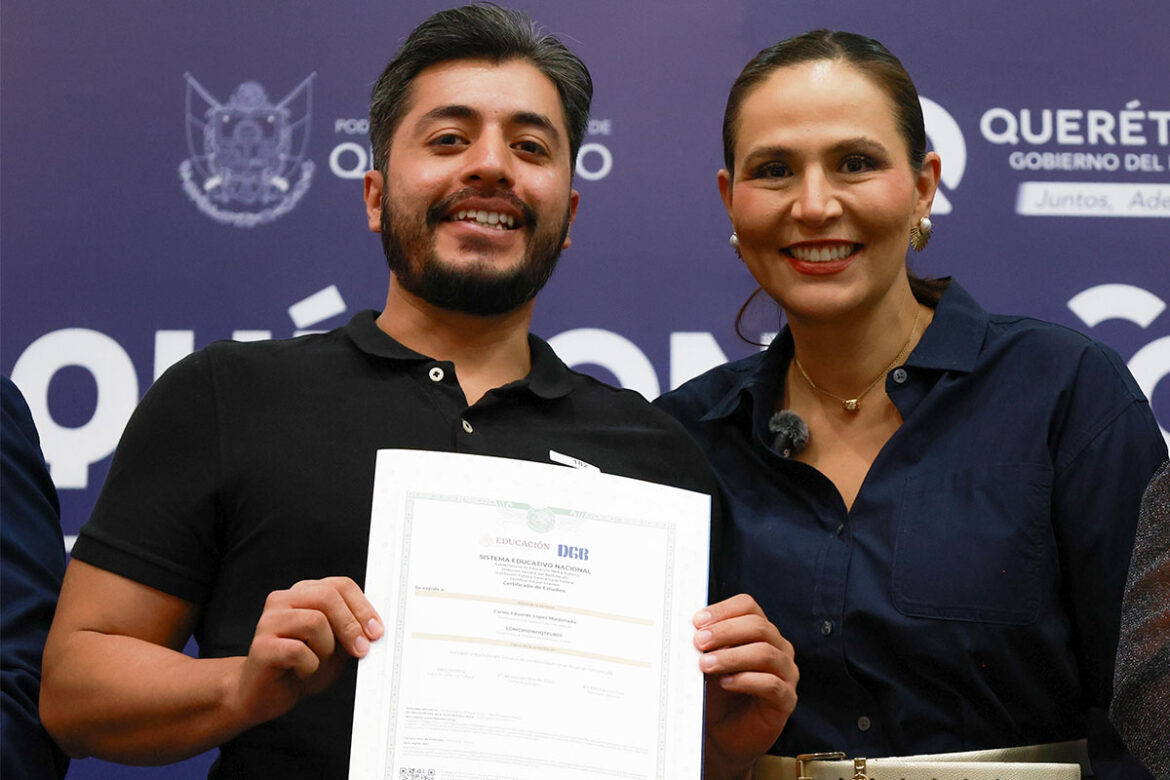 Encabeza Martha Soto graduaciones de Contigo, Nadie se Quede Atrás