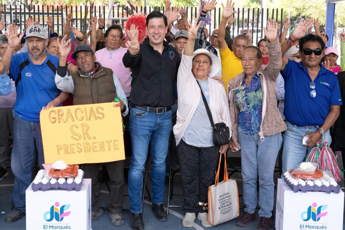 Entrega Rodrigo Monsalvo despensas a adultos mayores en El Marqués