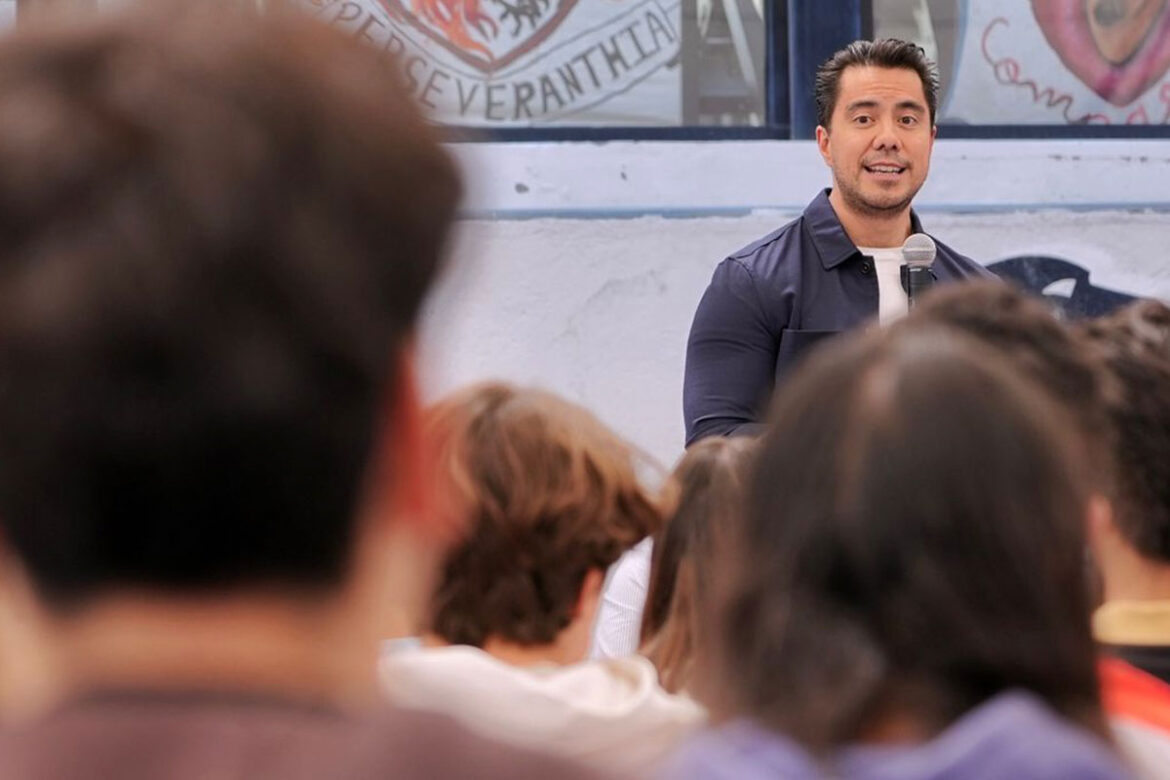 Felifer Macías dialoga con estudiantes