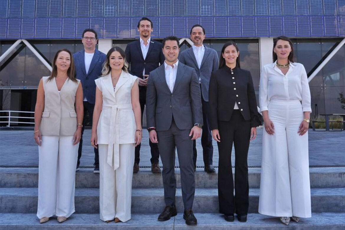 Felifer Macías otorga nombramientos en diversas áreas