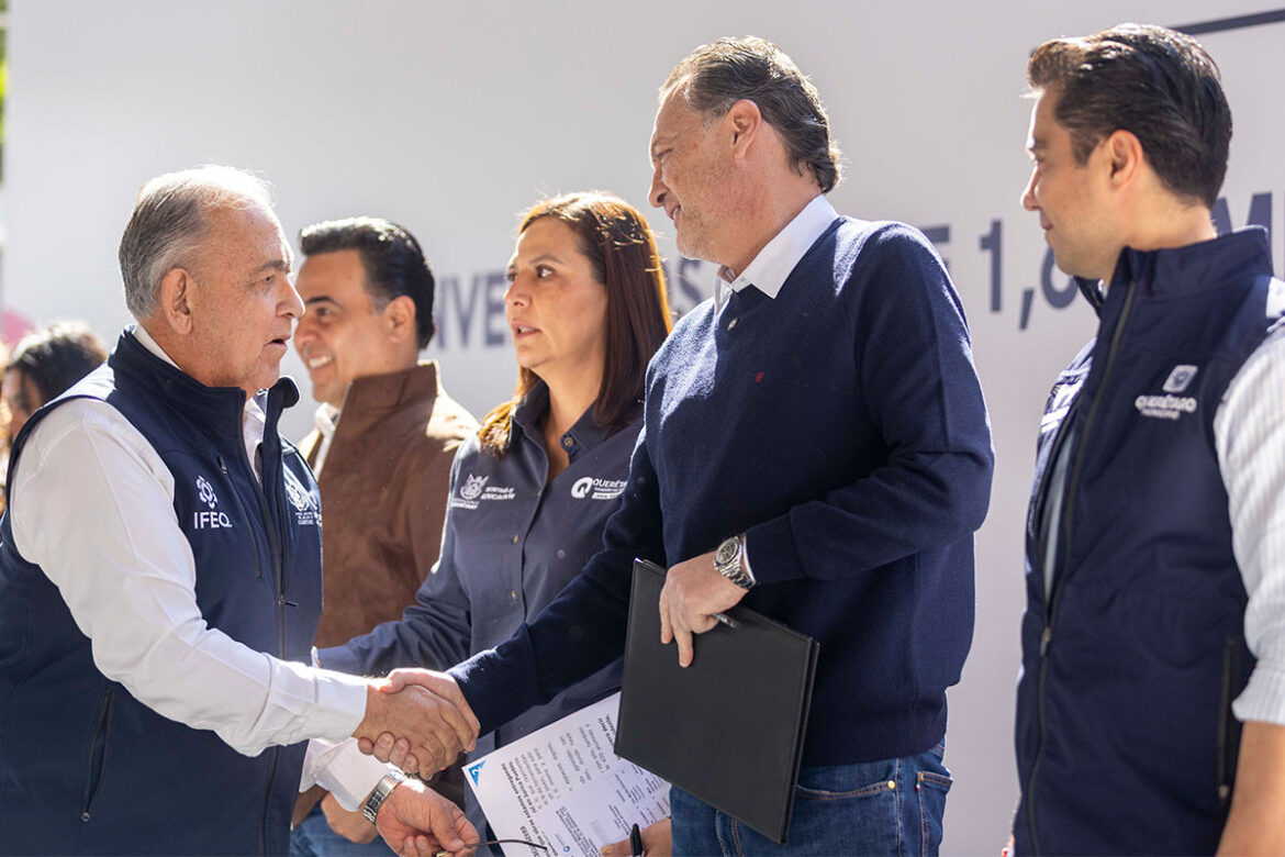 Kuri encabeza entrega de aulas en primarias de Jurica Pueblo