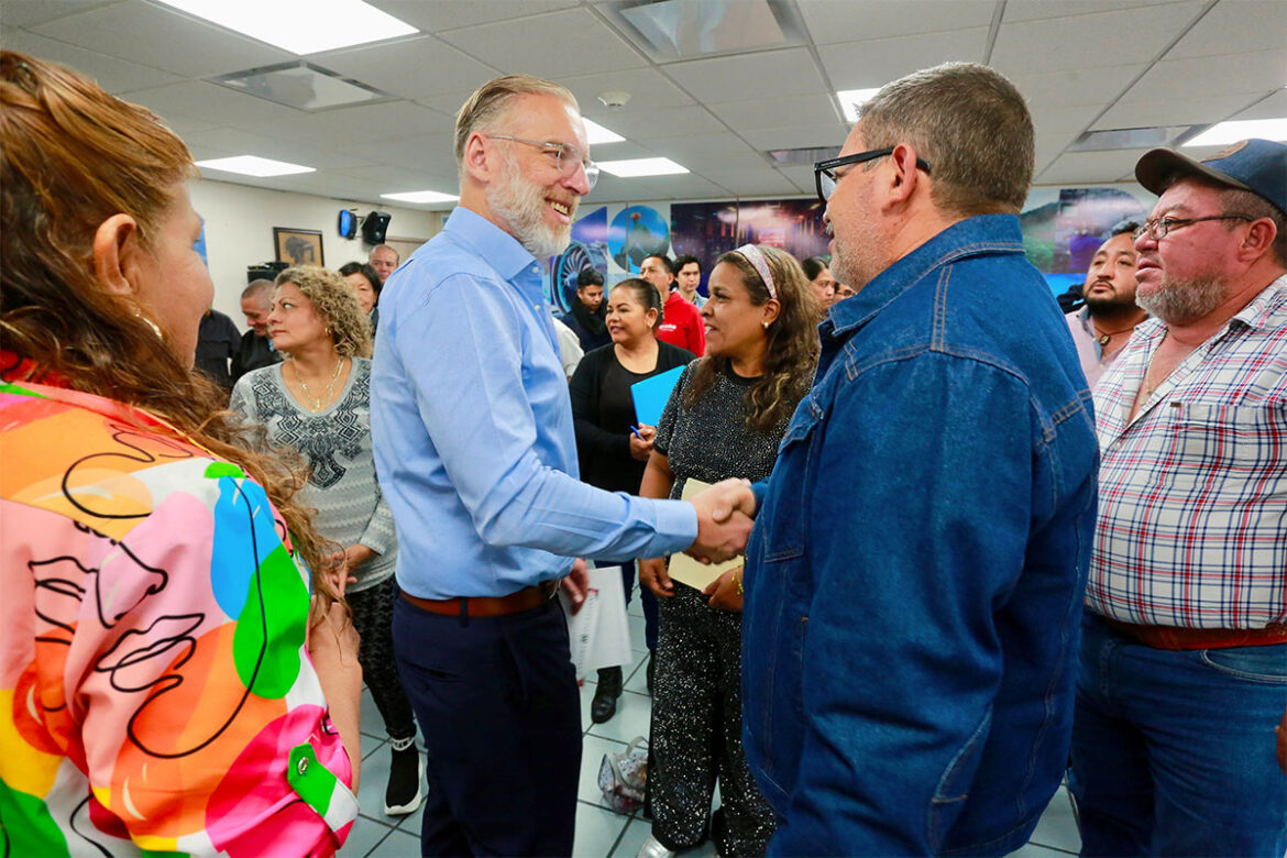 Presenta Marco Del Prete apoyos a comerciantes