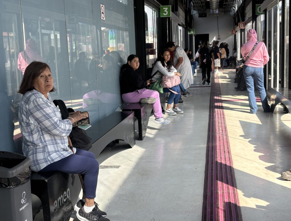 AMEQ instala 119 bancas en estaciones de Paseo 5 de Febrero para mayor comodidad